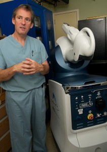 Dr. Joseph Jankiewicz is one of several Sharp-affiliated orthopedic surgeons who make use of Sharp Coronado’s MAKOplasty robotic arm in partial knee replacements. MAKOplasty is a minimally invasive surgical procedure that utilizes robotic technology to treat early- to mid-stage osteoarthritis of the knee.